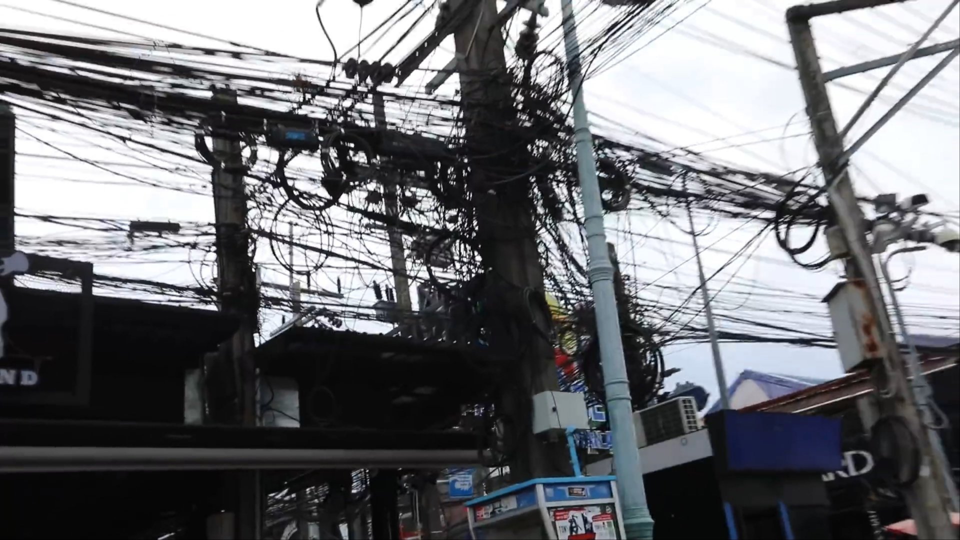 TOO much wires.jpg