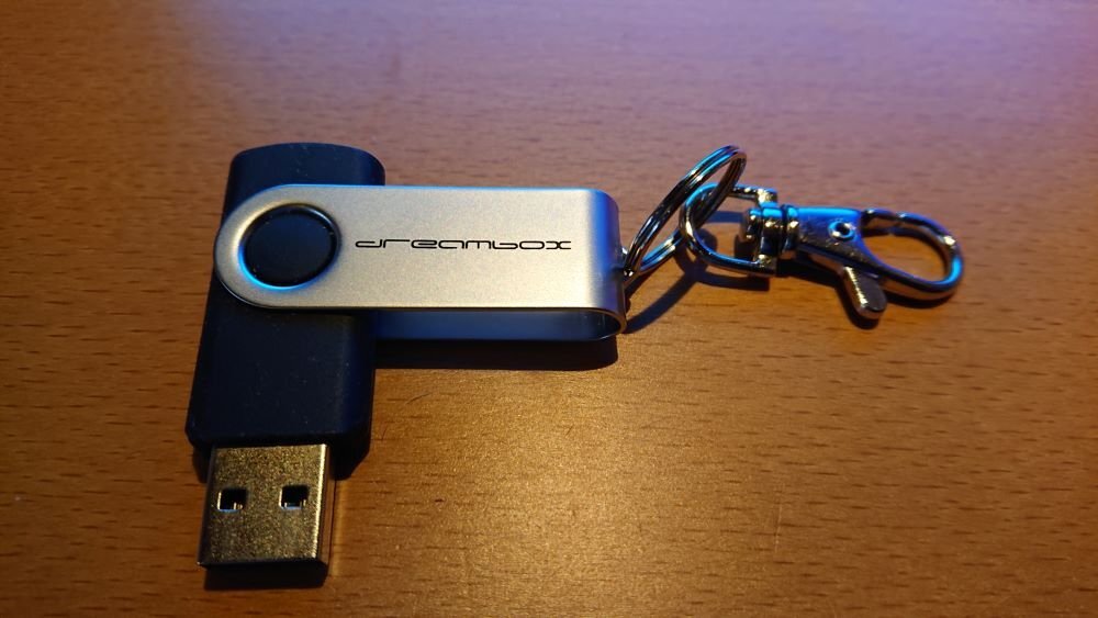Dream_flashdrive2Gig.JPG.041af470d7e2ee0a847b40f7a8bc50ce.JPG