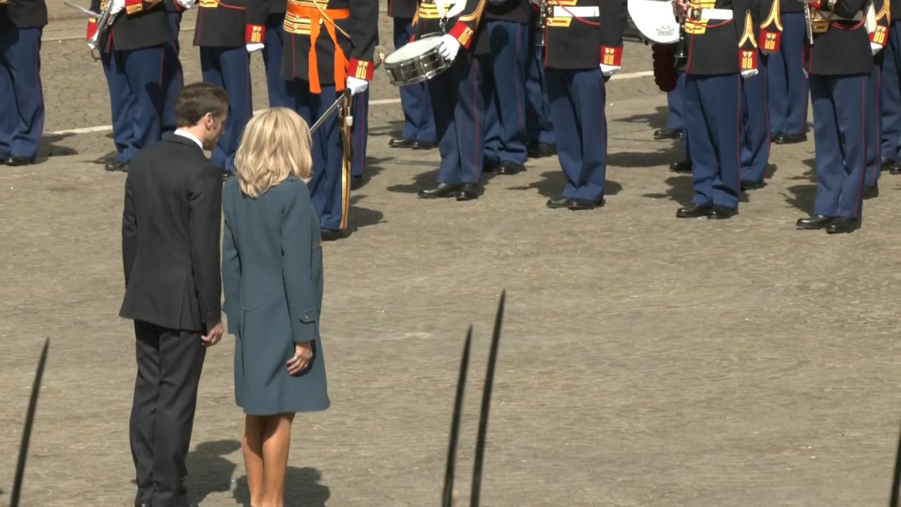 Macron 4.jpg