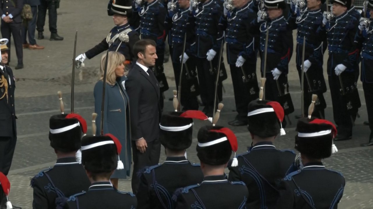 Macron 5.jpg