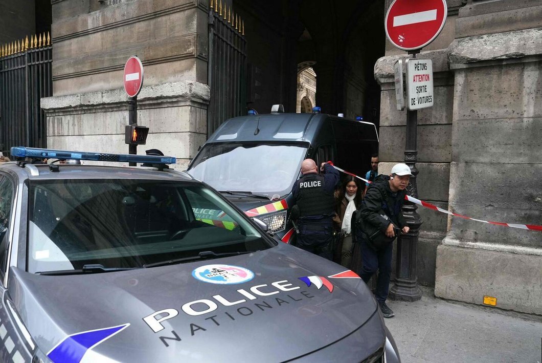 politiebijhetlouvre.jpg.8ac27643e9b83dae9f6180943b2185cf.jpg